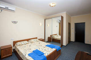 Гостиница Гостевой дом Эдие Судак Двухместный номер с 1 кроватью и собственной ванной комнатой-1