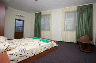 Гостиница Гостевой дом Эдие Судак Cемейный номер с собственной ванной комнатой-5