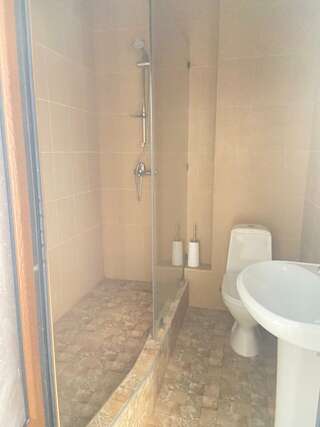 Гостиница Гостевой дом Эдие Судак Трехместный номер с собственной ванной комнатой-3