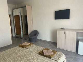 Гостиница Гостевой дом Эдие Судак Трехместный номер с собственной ванной комнатой-5