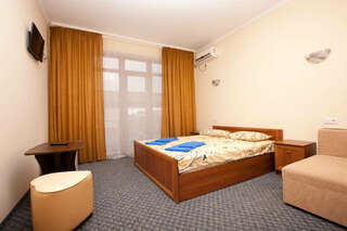 Гостиница Гостевой дом Эдие Судак Трехместный номер с собственной ванной комнатой-6