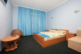 Гостиница Гостевой дом Эдие Судак Трехместный номер с собственной ванной комнатой-4