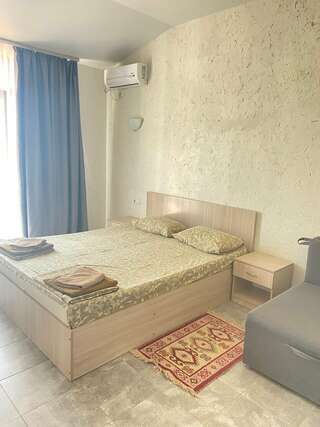 Гостиница Гостевой дом Эдие Судак Трехместный номер с собственной ванной комнатой-2